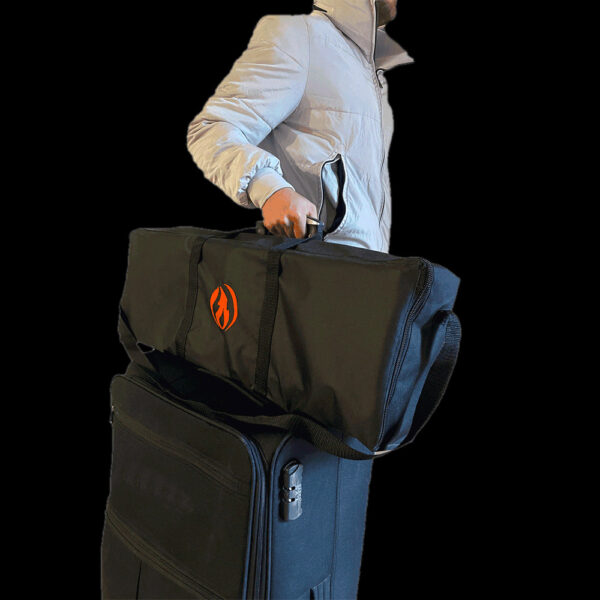 Chimenea de bioetanol en mochila de viaje sobre maleta
